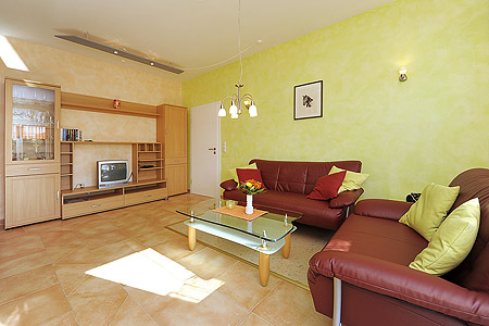 Ferienwohnung „Wenke“ - Wohnzimmer mit integriertem Küchenbereich