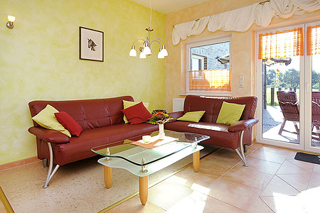 Ferienwohnung „Wenke“ - Wohnzimmer mit integriertem Küchenbereich