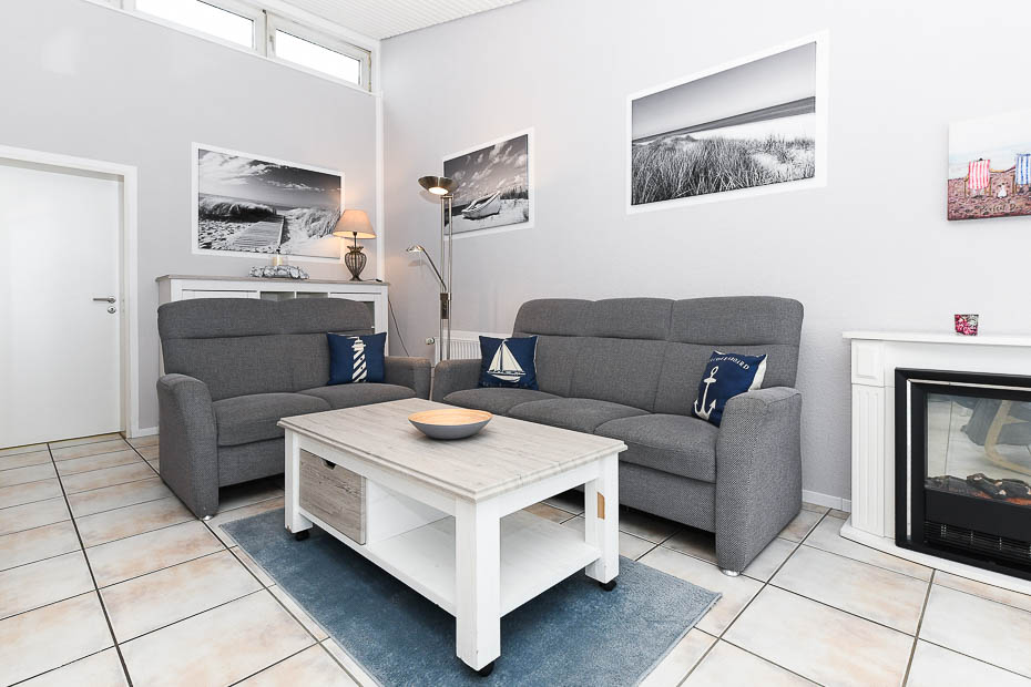 Ferienhaus „Luv und Lee“ - Wohnzimmer mit integriertem Küchenbereich