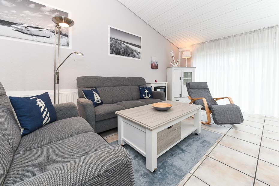 Ferienhaus „Luv und Lee“ - Wohnzimmer mit integriertem Küchenbereich