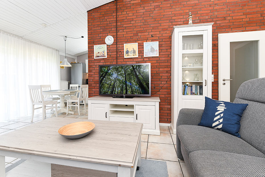Ferienhaus „Luv und Lee“ - Wohnzimmer mit integriertem Küchenbereich