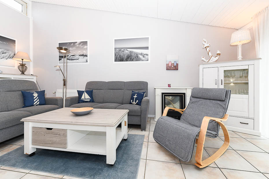 Ferienhaus „Luv und Lee“ - Wohnzimmer mit integriertem Küchenbereich