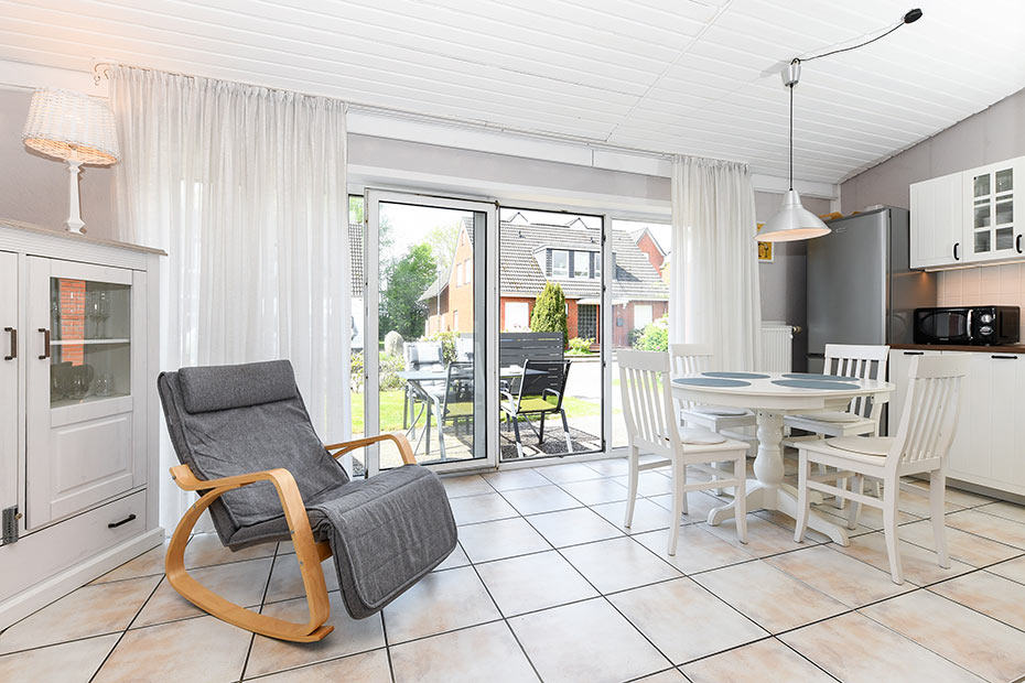 Ferienhaus „Luv und Lee“ - Wohnzimmer mit integriertem Küchenbereich