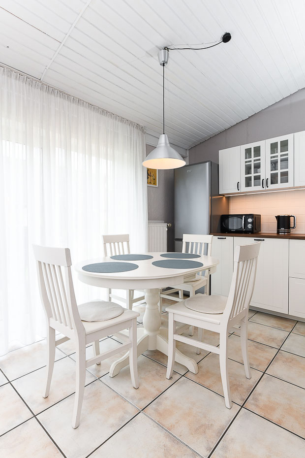 Ferienhaus „Luv und Lee“ - Wohnzimmer mit integriertem Küchenbereich