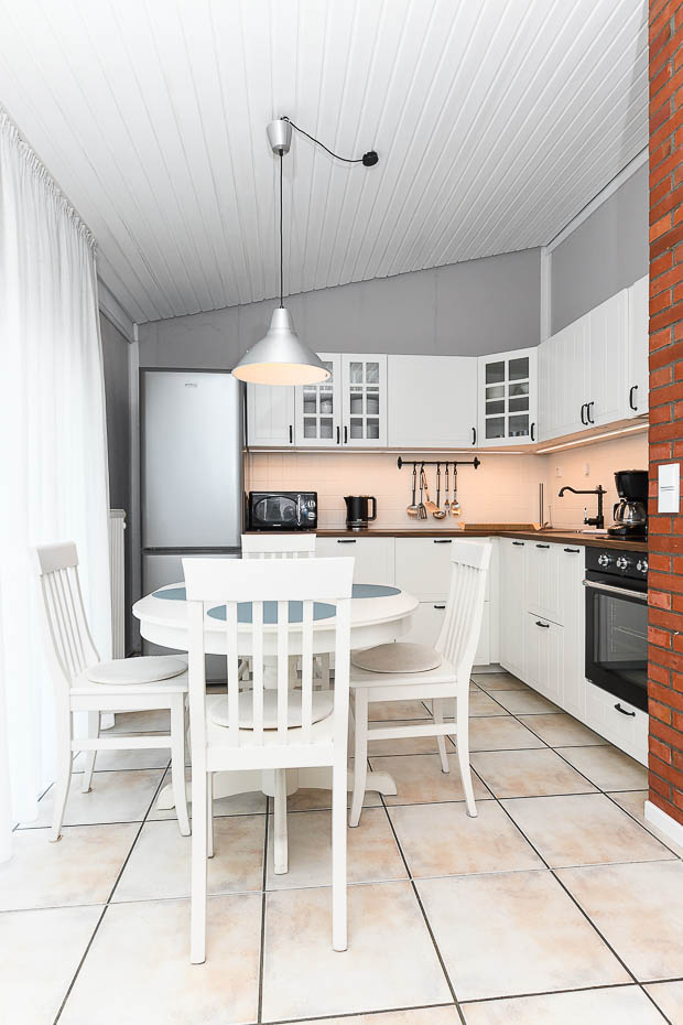 Ferienhaus „Luv und Lee“ - Wohnzimmer mit integriertem Küchenbereich