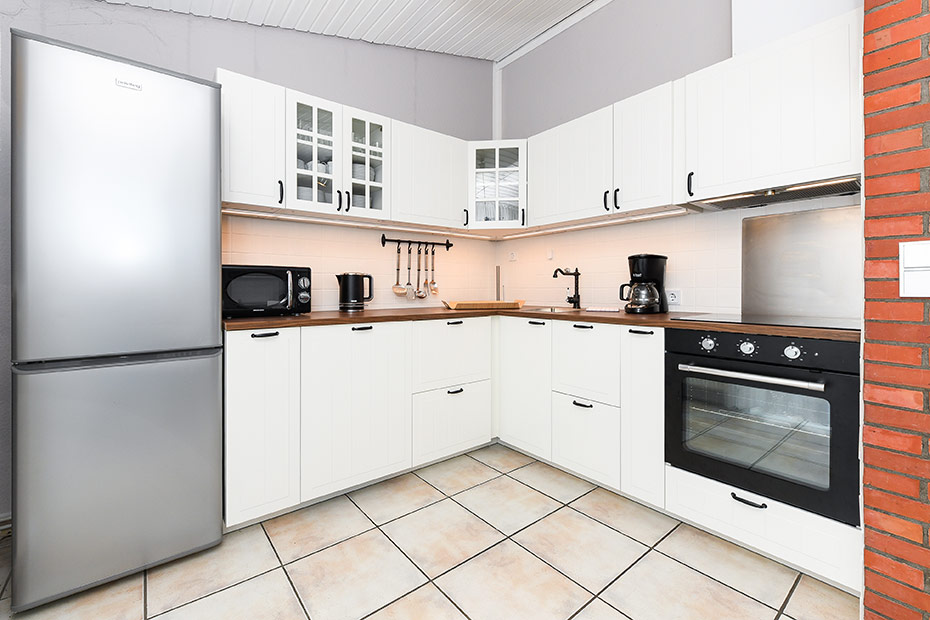 Ferienhaus „Luv und Lee“ - Wohnzimmer mit integriertem Küchenbereich