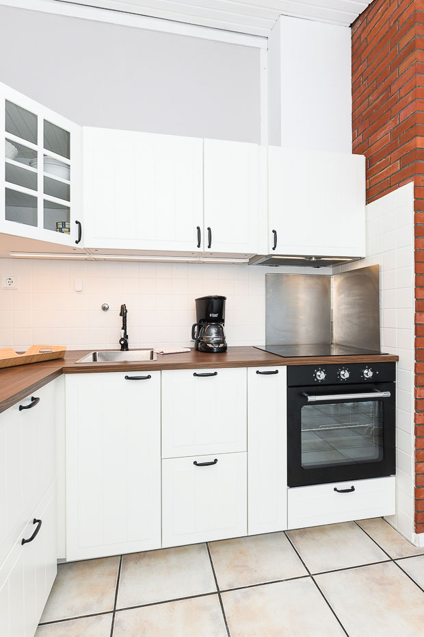 Ferienhaus „Luv und Lee“ - Wohnzimmer mit integriertem Küchenbereich