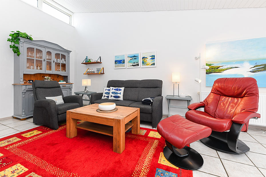 Ferienhaus „Auf Reede“ - Wohnzimmer mit integriertem Küchenbereich