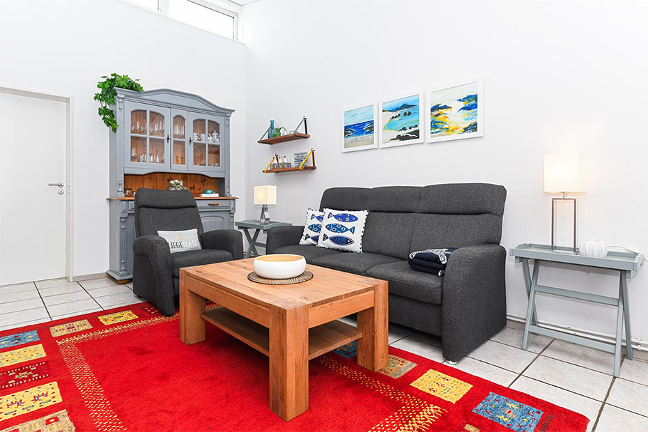 Ferienhaus „Auf Reede“ - Wohnzimmer mit integriertem Küchenbereich