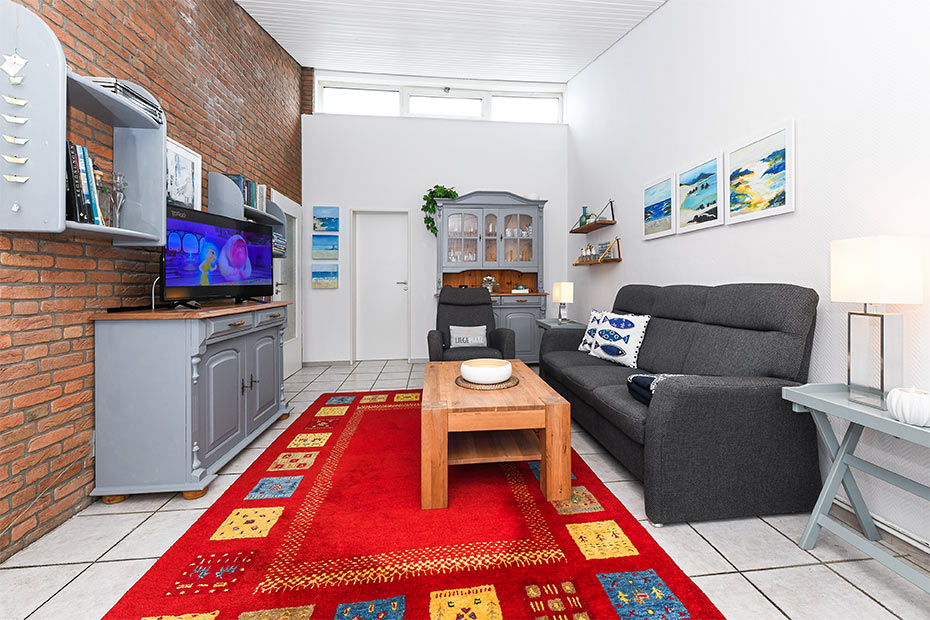 Ferienhaus „Auf Reede“ - Wohnzimmer mit integriertem Küchenbereich