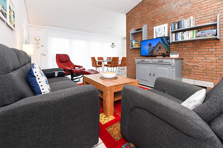 Ferienhaus „Auf Reede“ - Wohnzimmer mit integriertem Küchenbereich