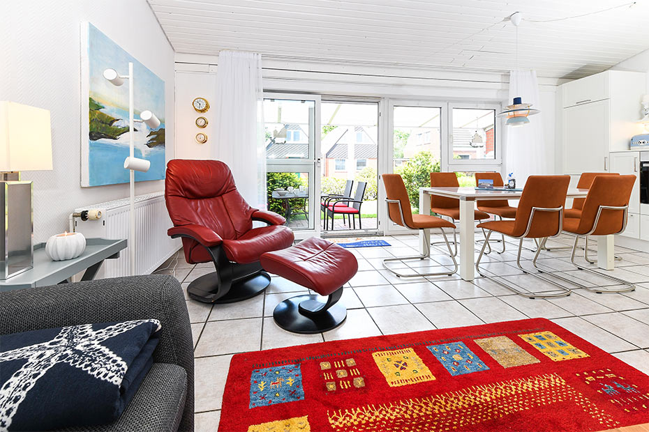 Ferienhaus „Auf Reede“ - Wohnzimmer mit integriertem Küchenbereich