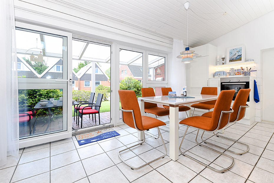 Ferienhaus „Auf Reede“ - Wohnzimmer mit integriertem Küchenbereich