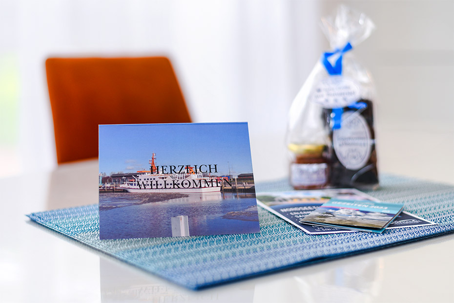 Ferienhaus „Auf Reede“ - Wohnzimmer mit integriertem Küchenbereich