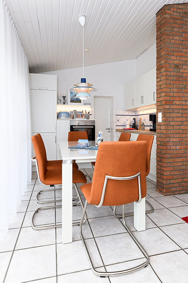 Ferienhaus „Auf Reede“ - Wohnzimmer mit integriertem Küchenbereich