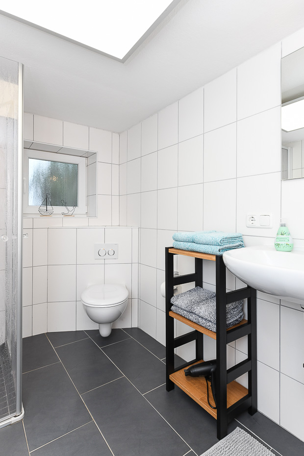 Ferienhaus „Nordseeruhe“ - Badezimmer im Erdgeschoss