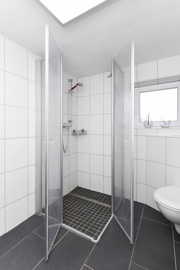 Ferienhaus „Nordseeruhe“ - Badezimmer im Erdgeschoss