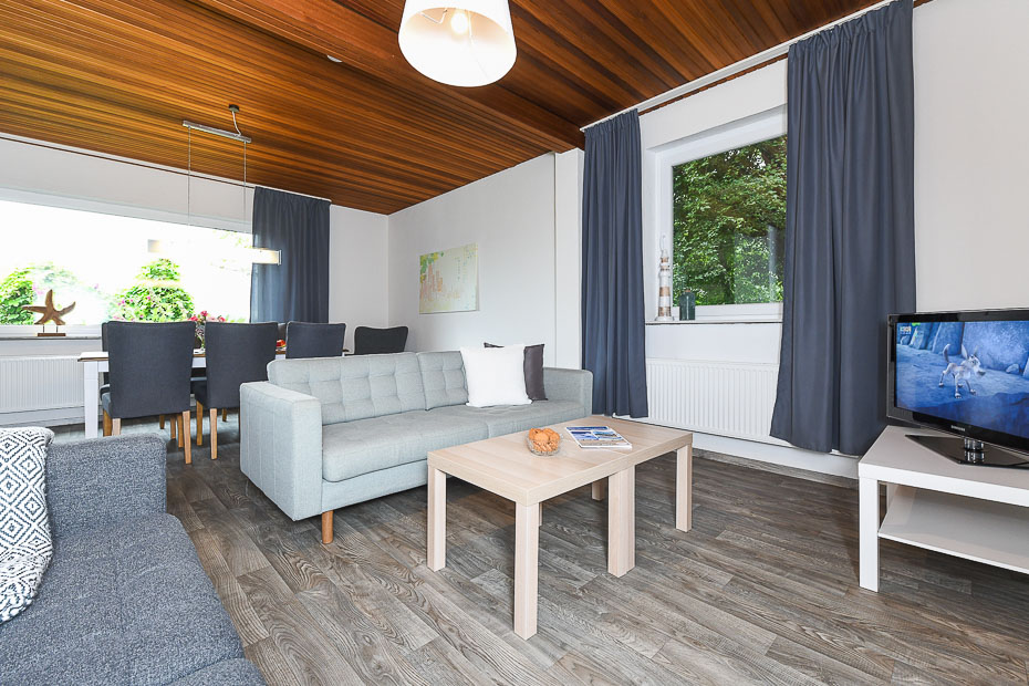 Ferienhaus „Nordseeruhe“ - Wohnzimmer mit Essbereich