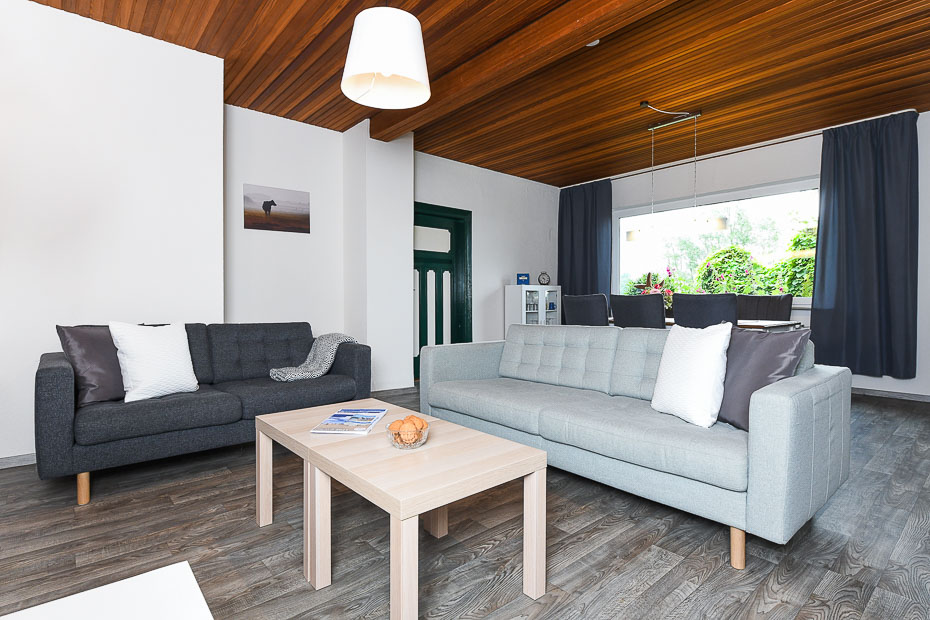 Ferienhaus „Nordseeruhe“ - Wohnzimmer mit Essbereich