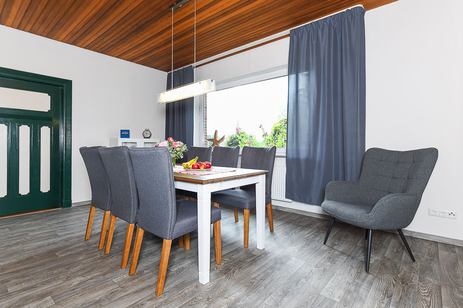 Ferienhaus „Nordseeruhe“ - Wohnzimmer mit Essbereich