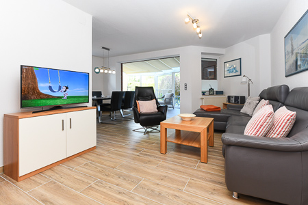Ferienhaus „Deichkrone“ - Wohnzimmer mit angegliederter Küche und Essgruppe