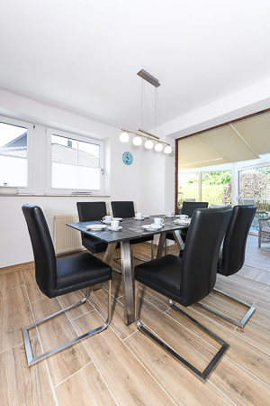 Ferienhaus „Deichkrone“ - Wohnzimmer mit angegliederter Küche und Essgruppe