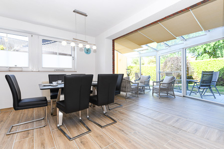 Ferienhaus „Deichkrone“ - Wohnzimmer mit angegliederter Küche und Essgruppe