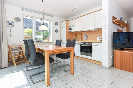 Ferienhaus „Deichkrone“ - angegliederte Küche mit Essgruppe