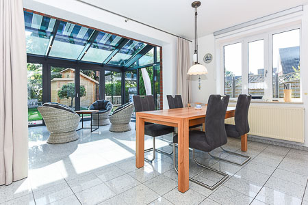 Ferienhaus „Deichkrone“ - angegliederte Küche mit Essgruppe