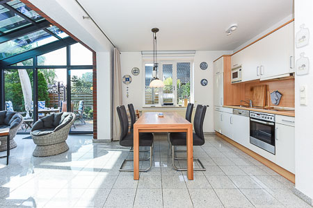 Ferienhaus „Deichkrone“ - angegliederte Küche mit Essgruppe