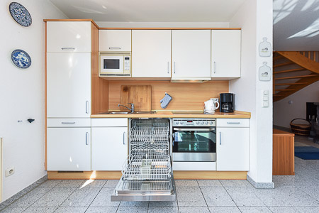 Ferienhaus „Deichkrone“ - angegliederte Küche mit Essgruppe