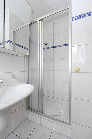 Ferienhaus „Deichkrone“ - Badezimmer im Erdgeschoss