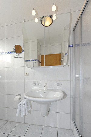 Ferienhaus „Deichkrone“ - Badezimmer im Erdgeschoss