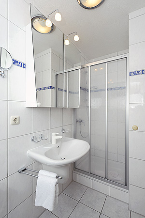 Ferienhaus „Deichkrone“ - Badezimmer im Erdgeschoss