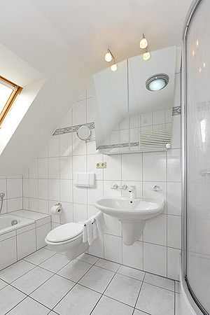 Ferienhaus „Deichkrone“ - Badezimmer im Obergeschoss