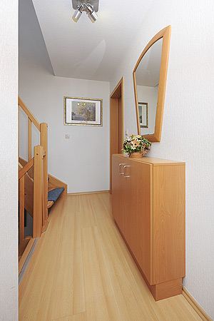 Ferienhaus „Deichkrone“ - Flur und Garderobe im Obergeschoss