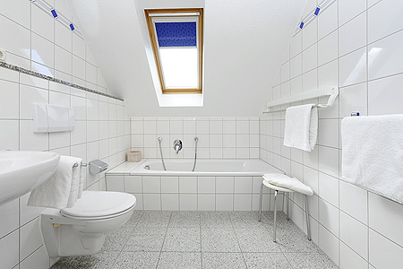 Ferienhaus „Deichkrone“ - Badezimmer im Obergeschoss