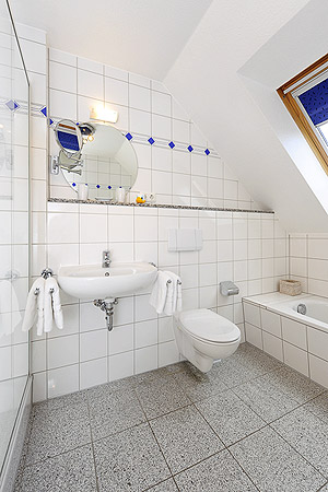 Ferienhaus „Deichkrone“ - Badezimmer im Obergeschoss