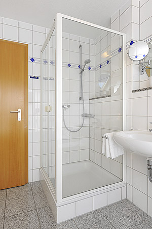 Ferienhaus „Deichkrone“ - Badezimmer im Obergeschoss