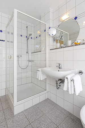 Ferienhaus „Deichkrone“ - Badezimmer im Obergeschoss