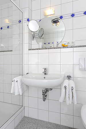 Ferienhaus „Deichkrone“ - Badezimmer im Obergeschoss