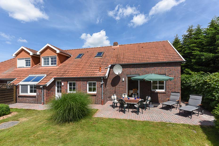 Ferienwohnung „Ewiges Meer“ - Außenansicht mit Garten und Terrasse