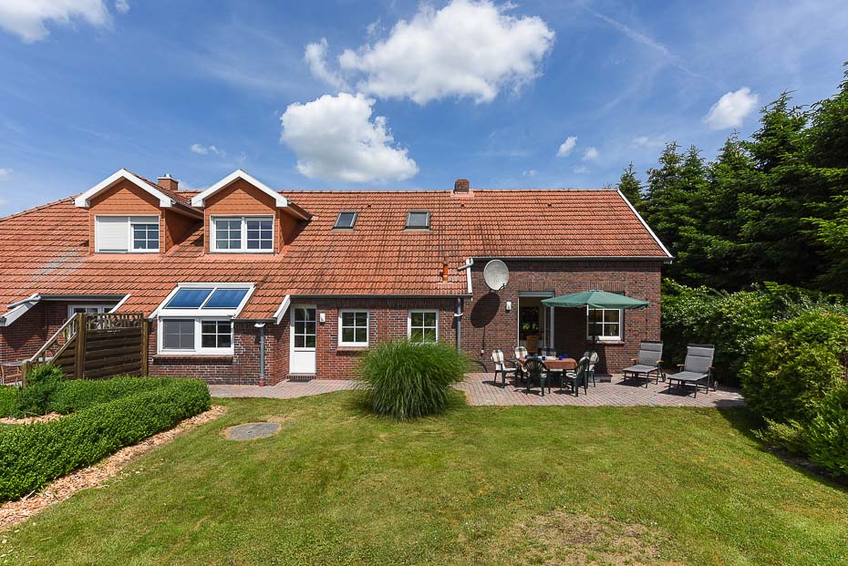 Ferienwohnung „Ewiges Meer“ - Außenansicht mit Garten und Terrasse