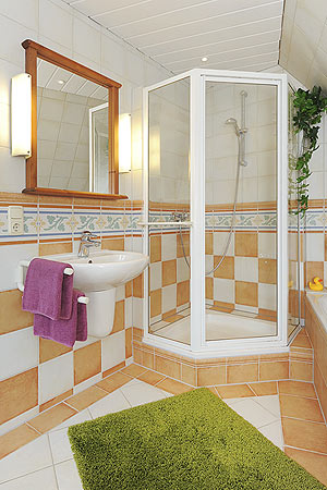 Ferienhaus „Fine“ - Badezimmer im Obergeschoss