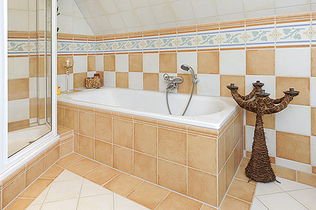 Ferienhaus „Fine“ - Badezimmer im Obergeschoss