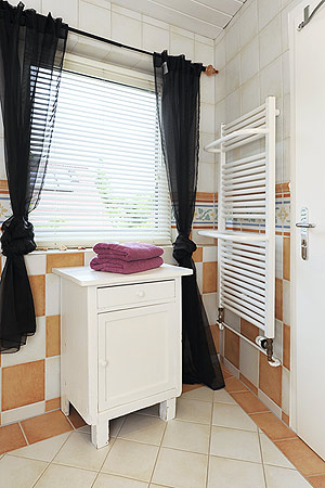 Ferienhaus „Fine“ - Badezimmer im Obergeschoss