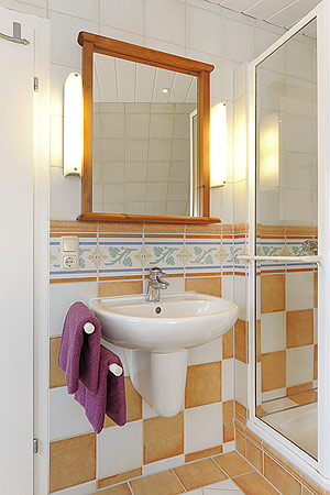 Ferienhaus „Fine“ - Badezimmer im Obergeschoss