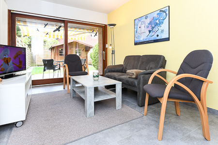 Ferienhaus „Fresena“ - Wohnzimmer mit integriertem Küchenbereich