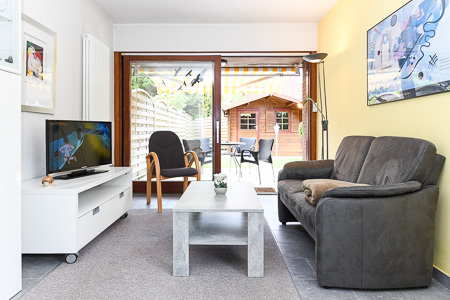 Ferienhaus „Fresena“ - Wohnzimmer mit integriertem Küchenbereich