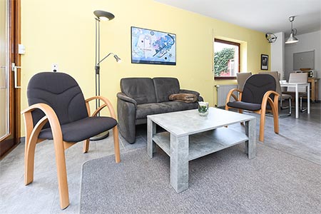 Ferienhaus „Fresena“ - Wohnzimmer mit integriertem Küchenbereich